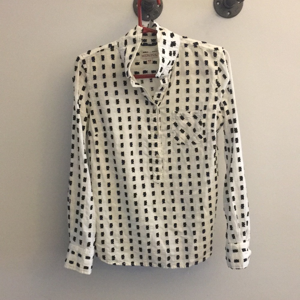 Long sleeve, cotton, half button down